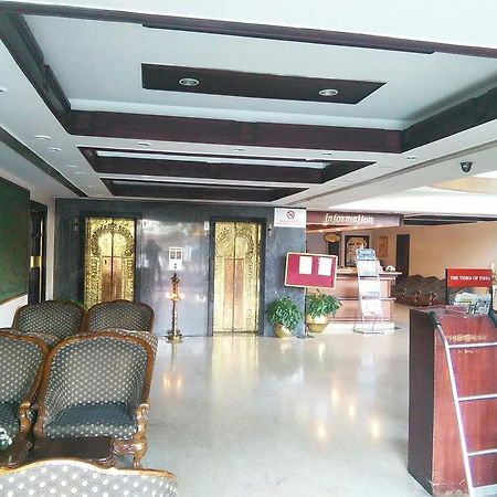 The Woods Manor Mg Road Hotel Kochi Exterior photo