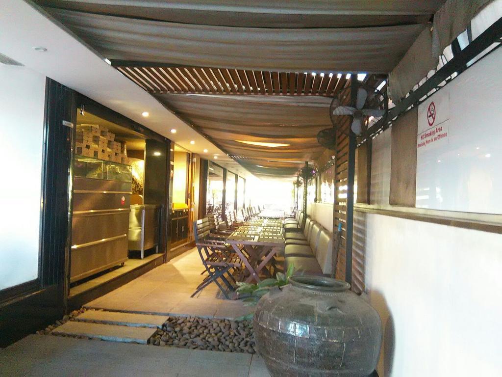The Woods Manor Mg Road Hotel Kochi Exterior photo