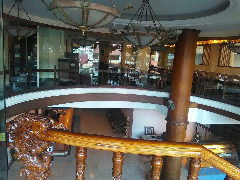 The Woods Manor Mg Road Hotel Kochi Exterior photo