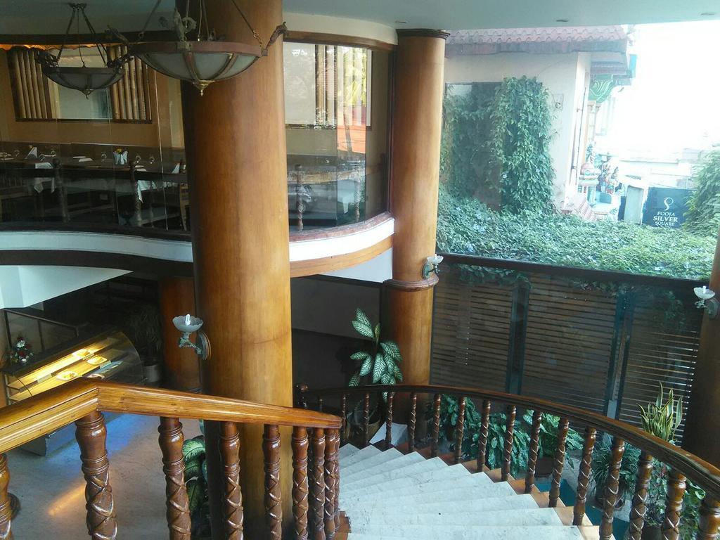 The Woods Manor Mg Road Hotel Kochi Exterior photo