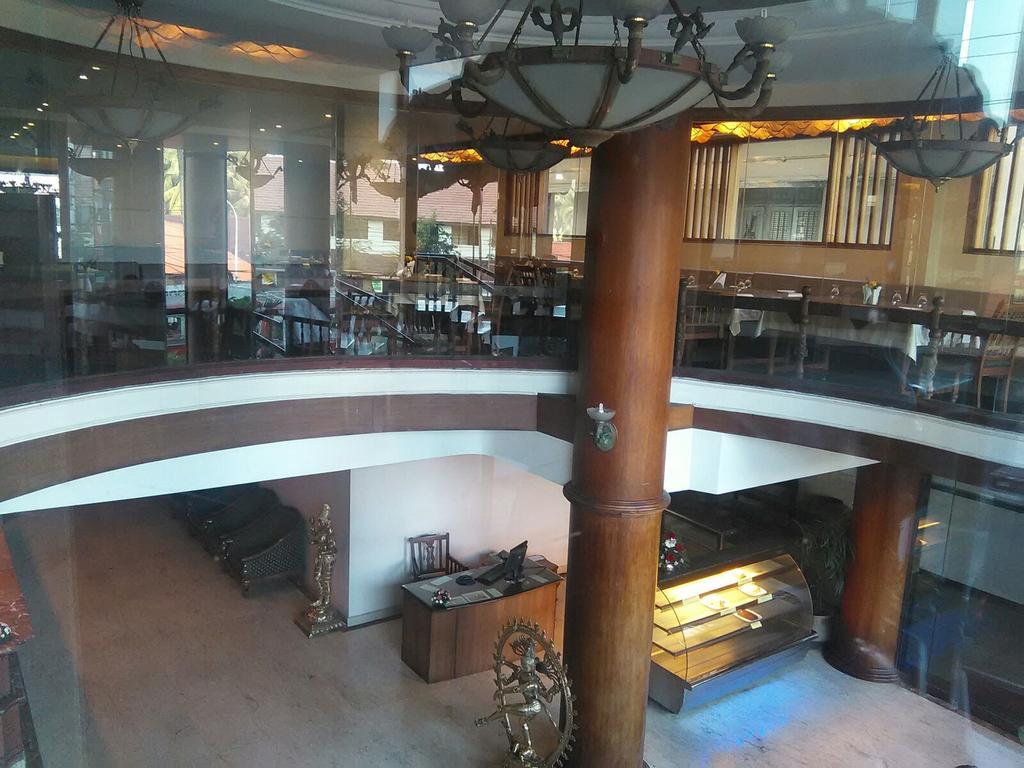 The Woods Manor Mg Road Hotel Kochi Exterior photo