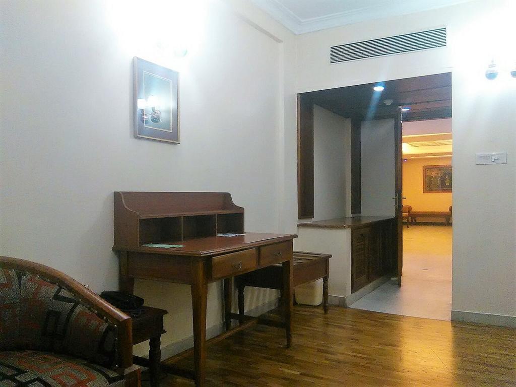 The Woods Manor Mg Road Hotel Kochi Exterior photo