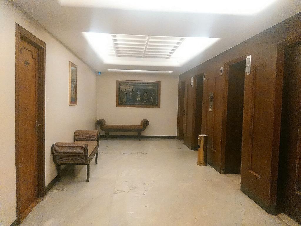 The Woods Manor Mg Road Hotel Kochi Exterior photo