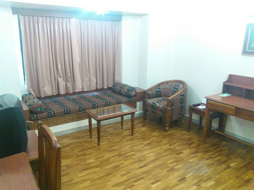 The Woods Manor Mg Road Hotel Kochi Exterior photo