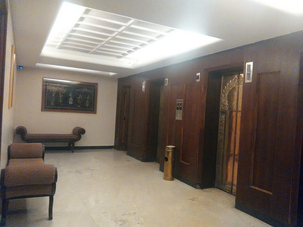 The Woods Manor Mg Road Hotel Kochi Exterior photo