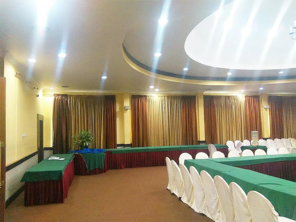 The Woods Manor Mg Road Hotel Kochi Exterior photo