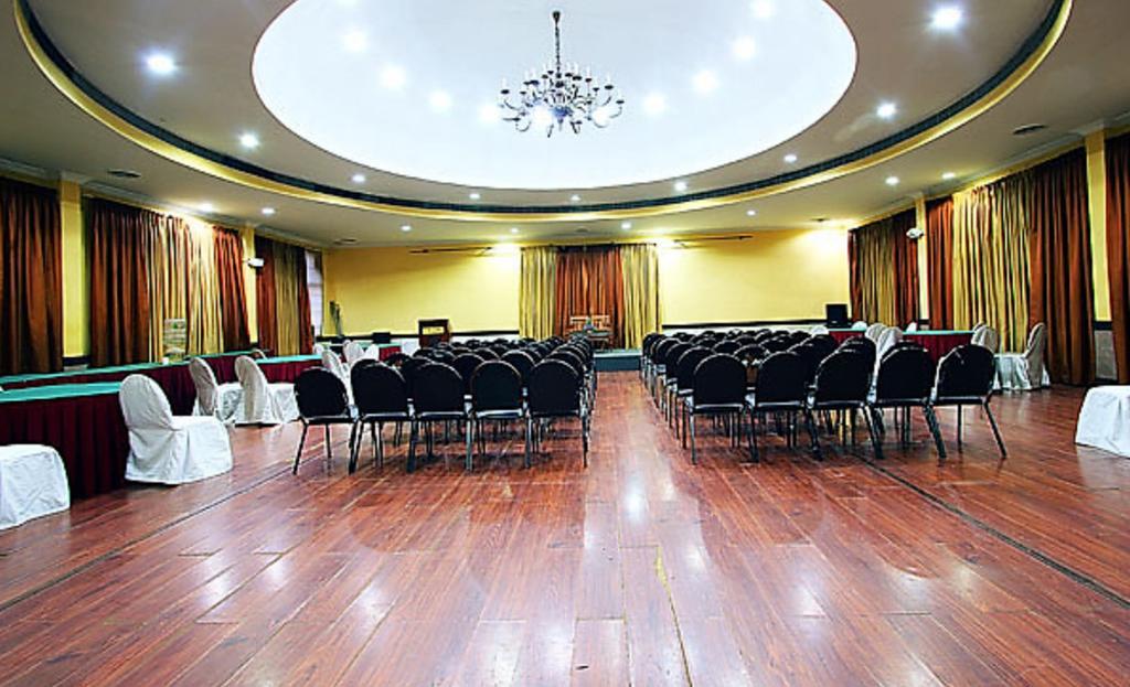 The Woods Manor Mg Road Hotel Kochi Exterior photo