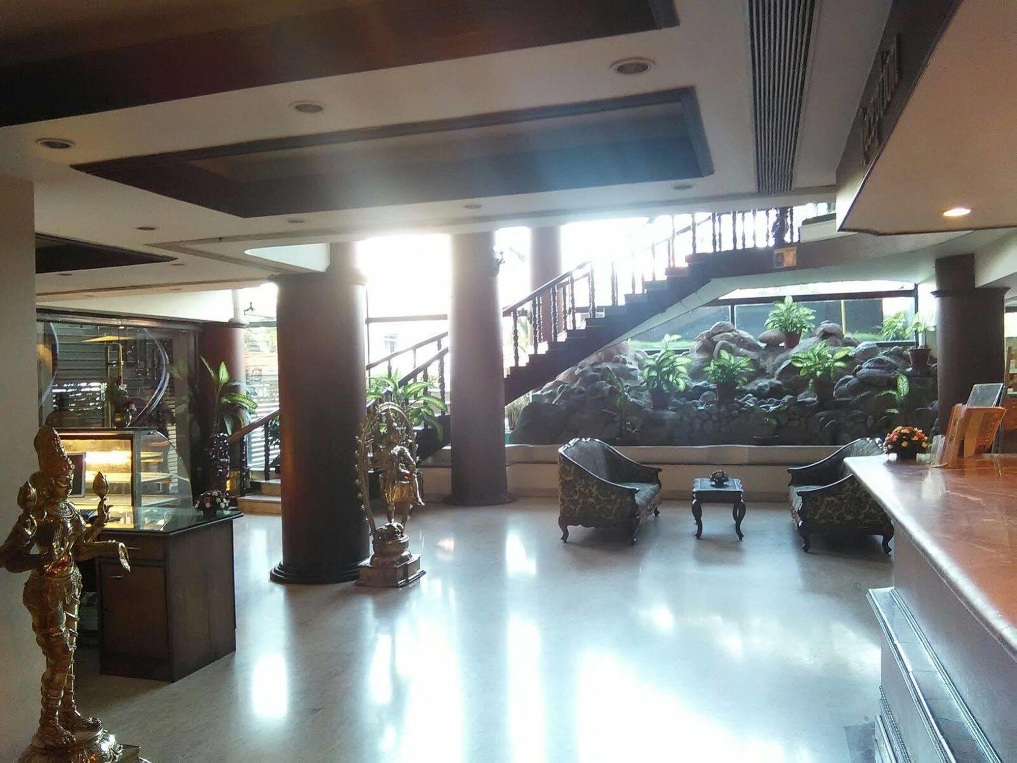 The Woods Manor Mg Road Hotel Kochi Exterior photo