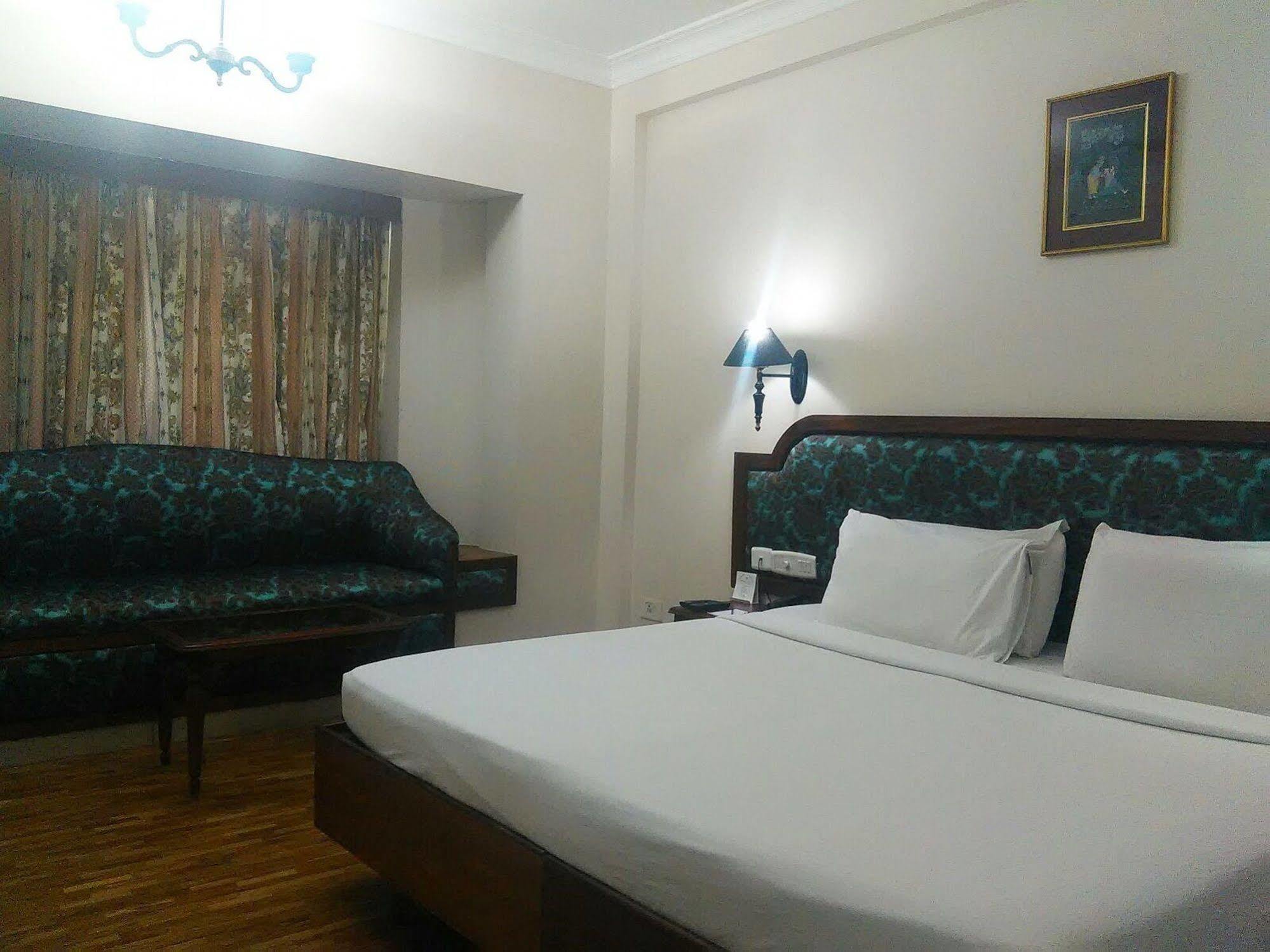 The Woods Manor Mg Road Hotel Kochi Exterior photo