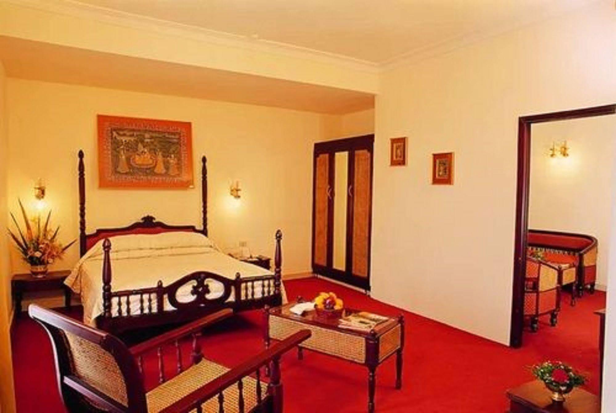 The Woods Manor Mg Road Hotel Kochi Exterior photo