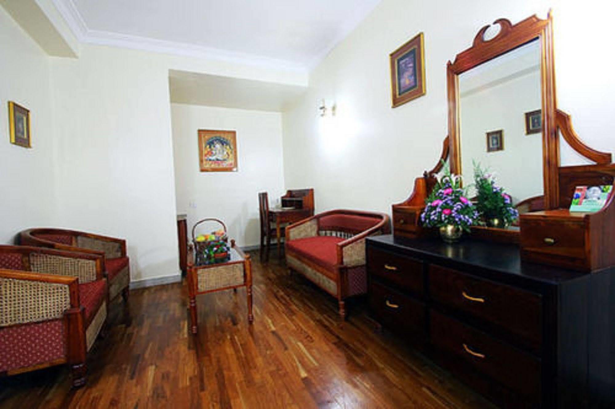 The Woods Manor Mg Road Hotel Kochi Exterior photo