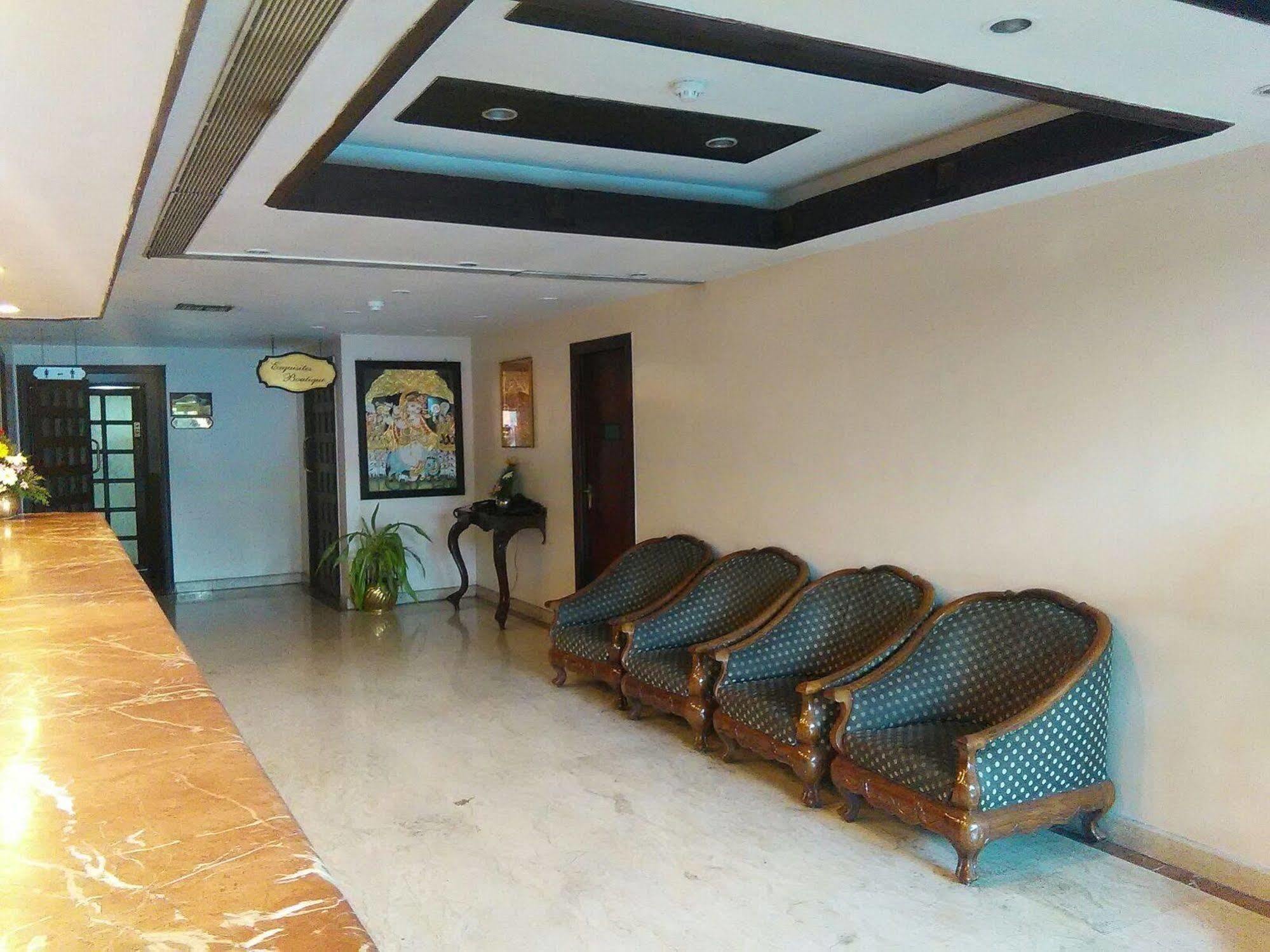 The Woods Manor Mg Road Hotel Kochi Exterior photo