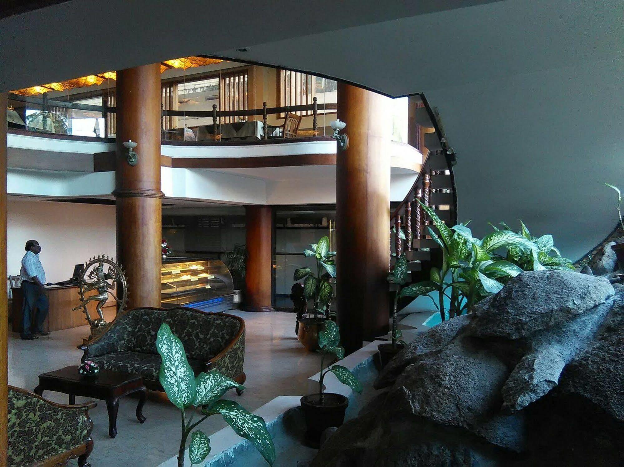 The Woods Manor Mg Road Hotel Kochi Exterior photo