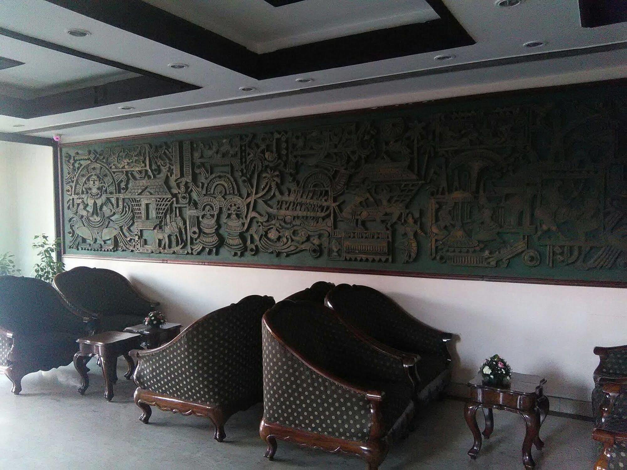 The Woods Manor Mg Road Hotel Kochi Exterior photo