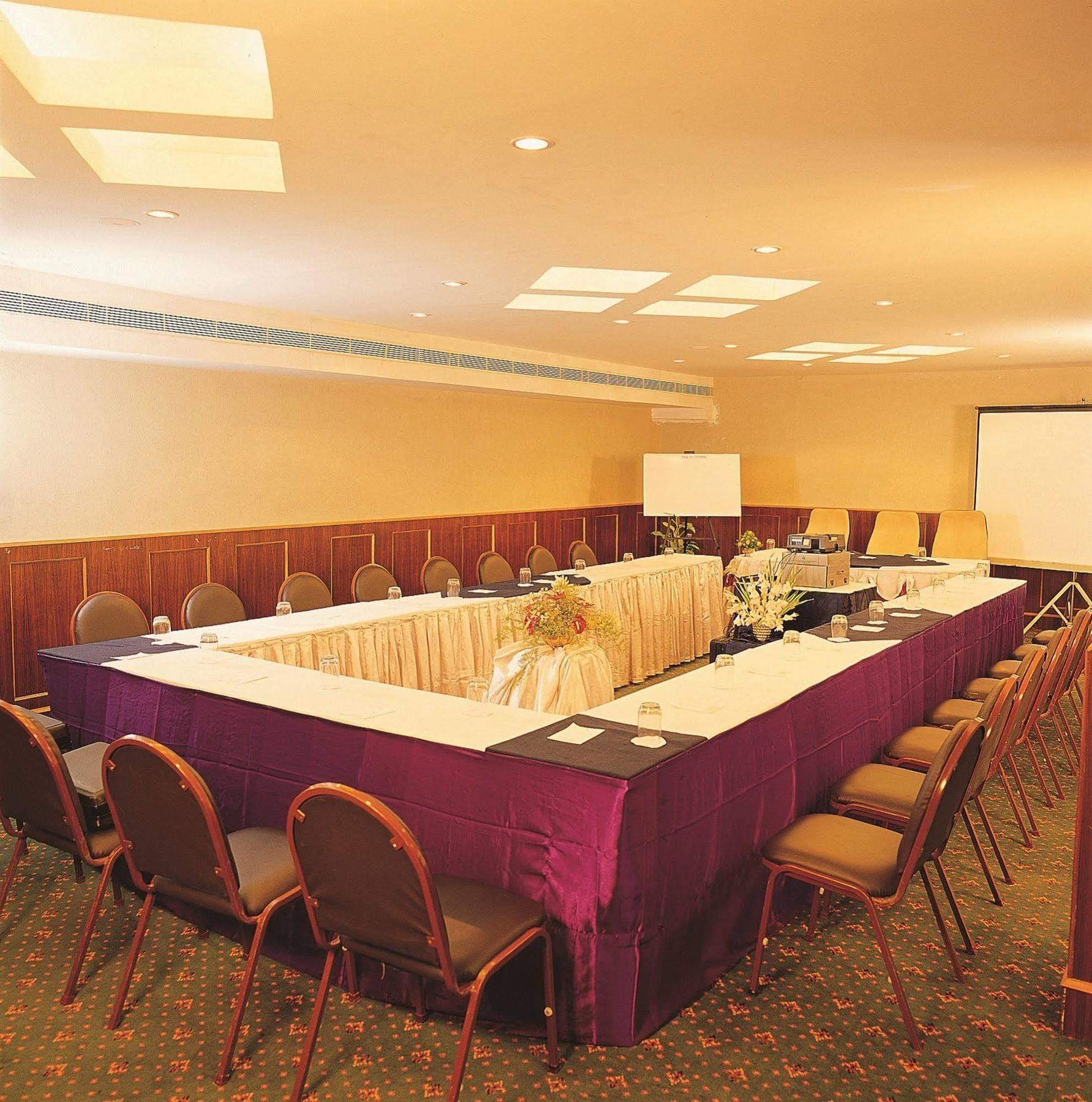 The Woods Manor Mg Road Hotel Kochi Exterior photo